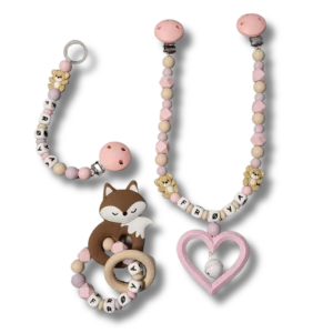 Personlig gavesett til baby med vognlenke, bitering og smokkelenke i babyrosa, beige og duse farger.