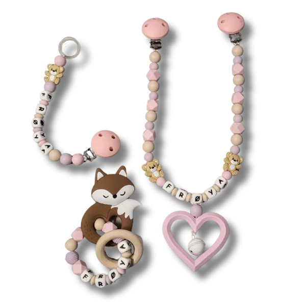 Personlig gavesett til baby med vognlenke, bitering og smokkelenke i babyrosa, beige og duse farger.