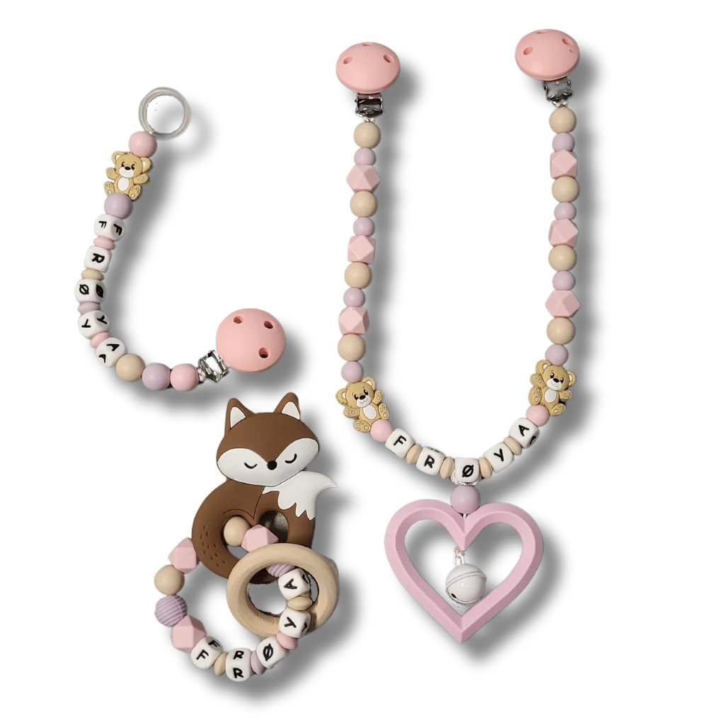 Personlig gavesett til baby med vognlenke, bitering og smokkelenke i babyrosa, beige og duse farger.