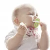 Myk baby med smokk og tåteflaske, fokus på babypleie og amming, i lyst rom. Babysjarm.no tilbyr produkter for komfort og omsorg til spedbarn. Utstyr som gjør barneoppdragelse enklere og mer komfortabelt.